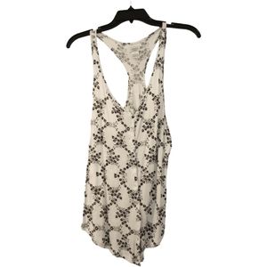 Sleeveless, white and black detailed top